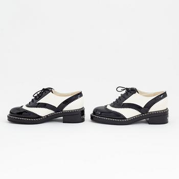 Chanel, a pair of black and white leather brogues, size 39½.