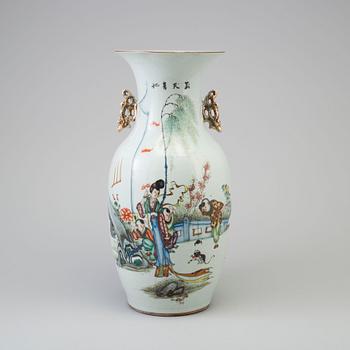 A 20TH CENTURY CHINESE PORCELAIN VASE.