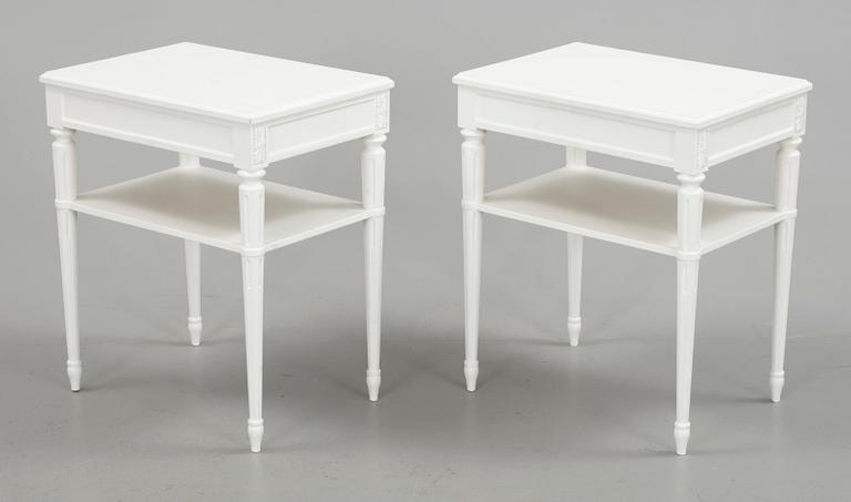 SÄNGBORD, ett par, gustaviansk stil, omkr 1900-talets mitt.