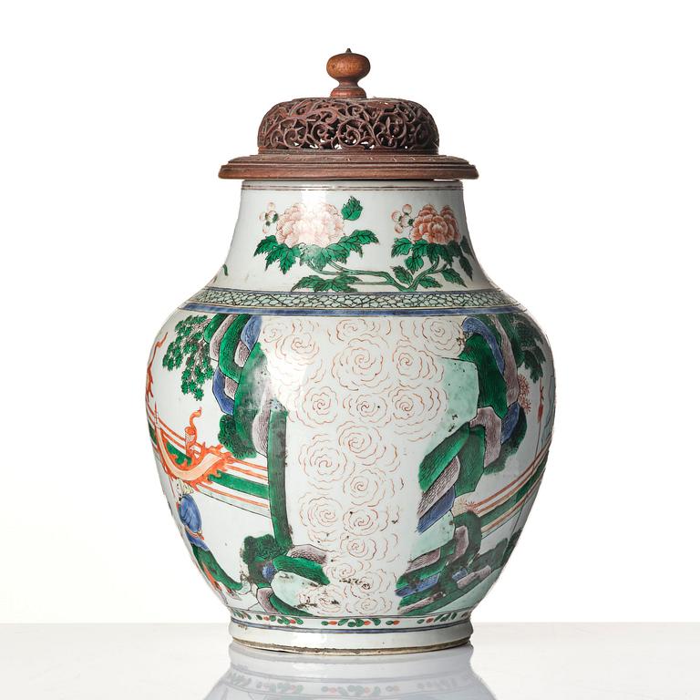 A famille verte decorated jar, early Kangxi, 17th century.