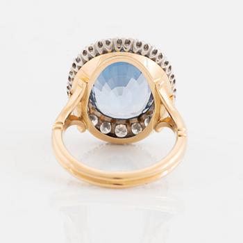 Ring 18K guld med en fasettslipad safir och runda briljantslipade diamanter.