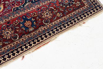 A semi-antique Sarouk carpet, a. 278 x 186 cm.