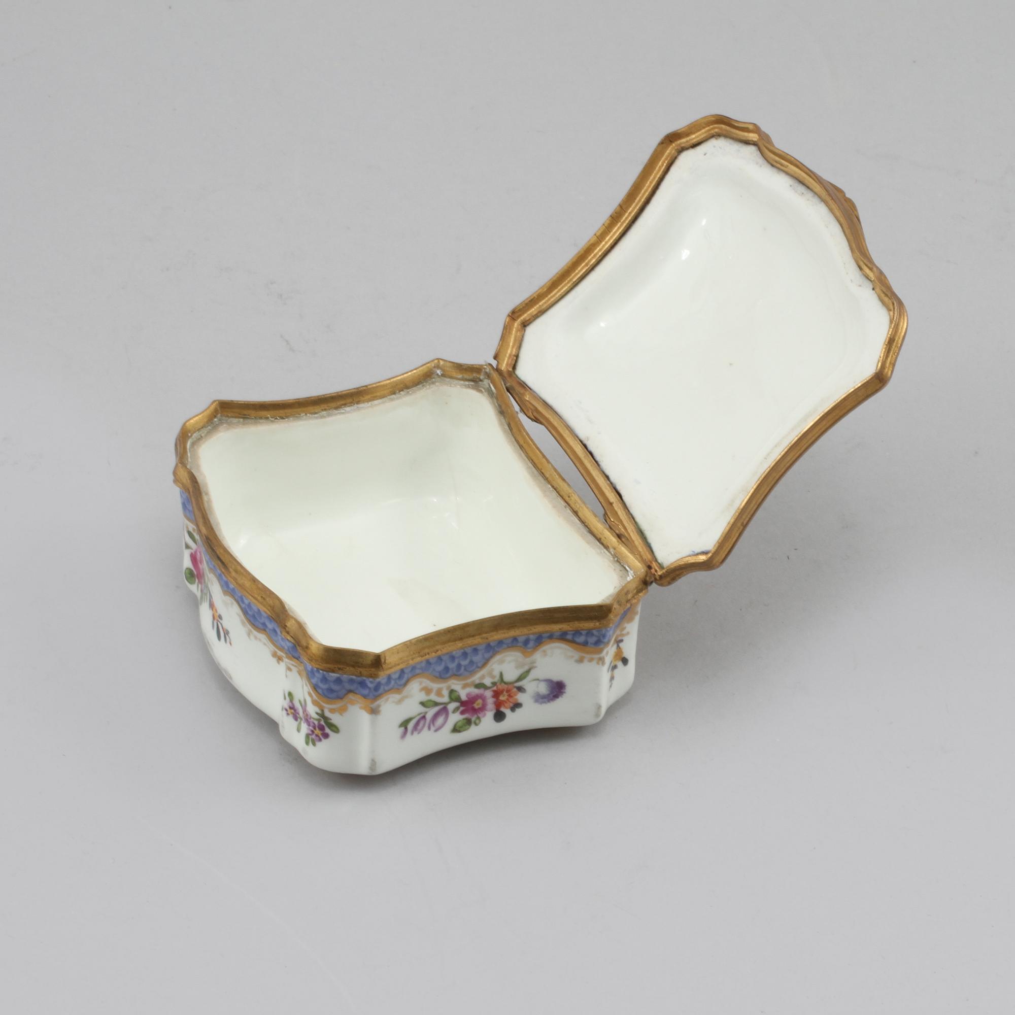 DOSA, porslin, rokokostil, Meissenlikande märke, 1800-tal.