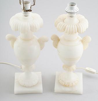 BORDSLAMPOR, 2 st snarlika, alabaster, 1900-talets första hälft.