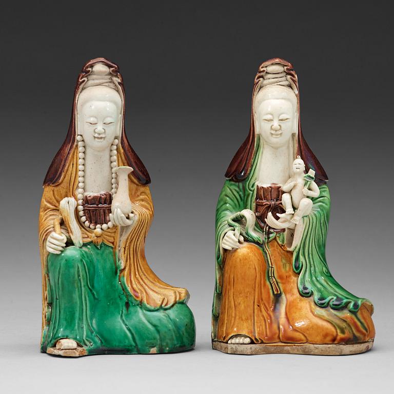 FIGURINER, två stycken, porslin. Qingdynastin, Kangxi (1662-1722).