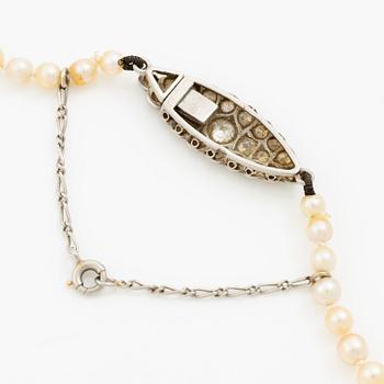 Collier pärlor lås platina med med gammalslipade diamanter.