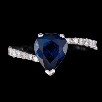 1194. RING, droppslipad blå safir, 3.41 ct med briljantslipade diamanter, tot. ca 0.80 ct.