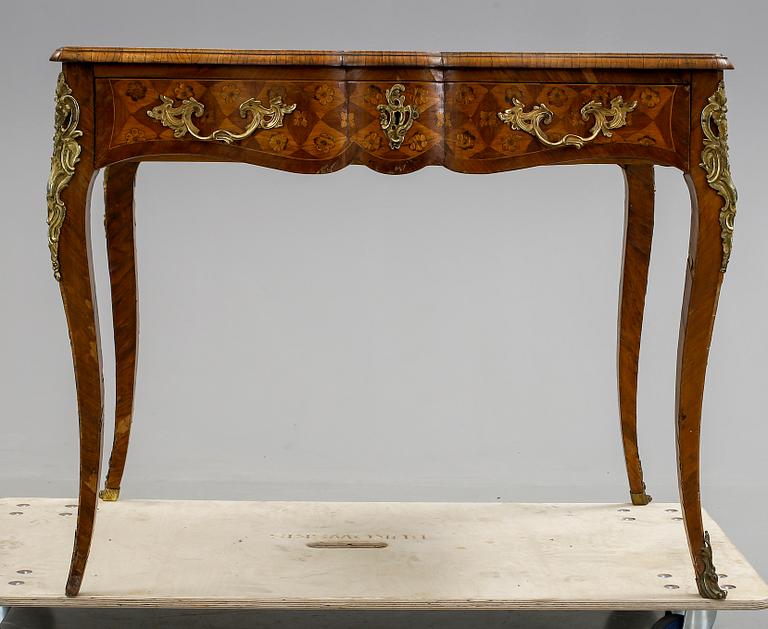 DAMSKRIVBORD, Rokokostil, 1800-talets slut.