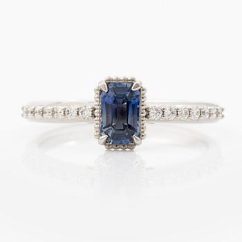 Ring 14K white gold with sapphire and brilliant-cut diamonds.