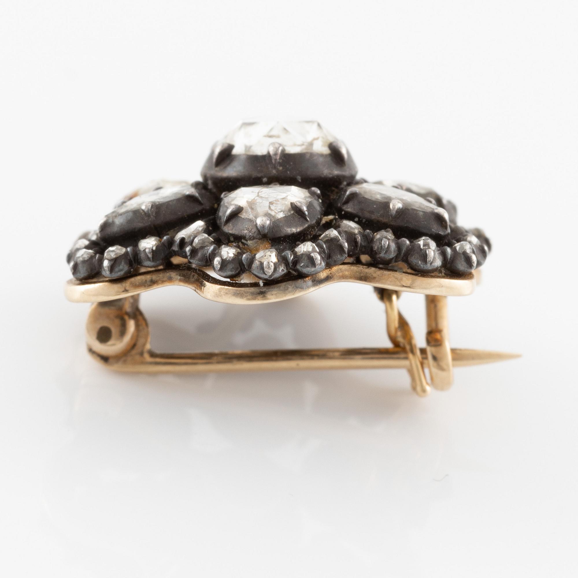 Brosch, silver med rosenslipade diamanter.