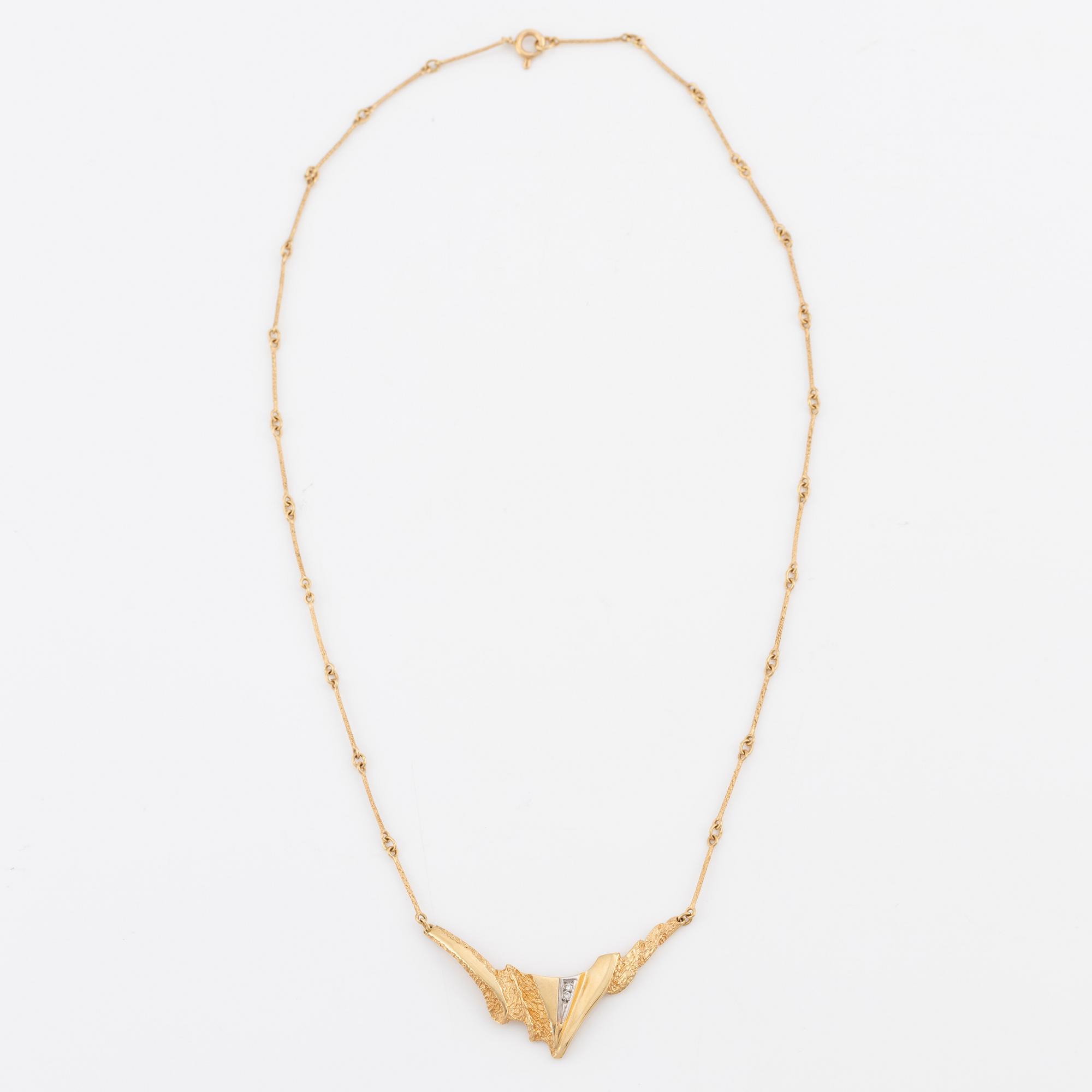 Necklace in 18K gold with round brilliant-cut diamonds.