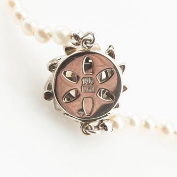 Necklace of cultured pearls and a clasp of 18K white gold set with round brilliant-cut diamonds and a cultured pearl.