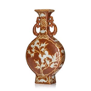 A Chinese slip decorated vase, Qing dynasty, 19th century.