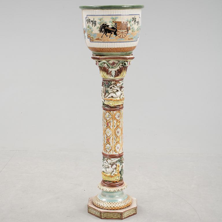 PIEDESTAL samt YTTERFODER, majolika och stengods, 1900-talets första hälft.