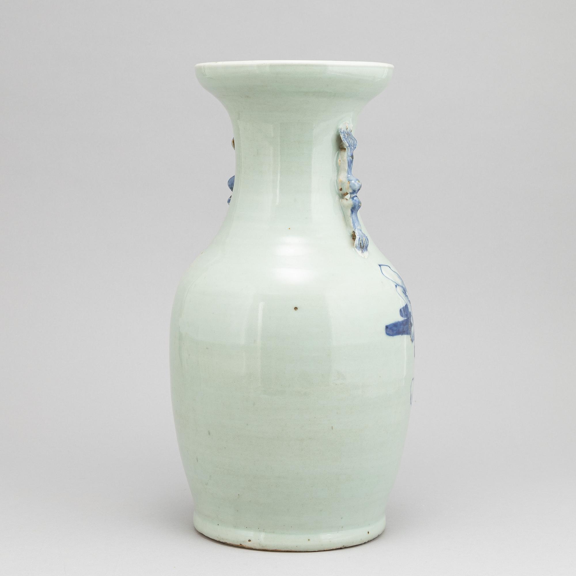A Chinese porcelain vase, late Qing dynasty, Tongzhi (1862-1874).