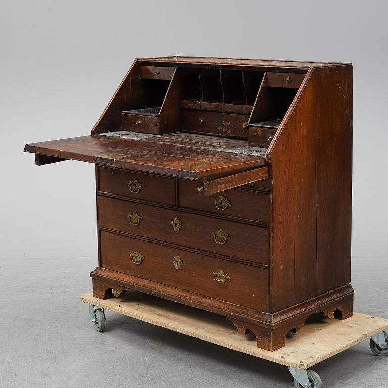 An early 19th century oak secratire.