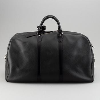 Louis Vuitton, a 'Taiga Kendall GM'.