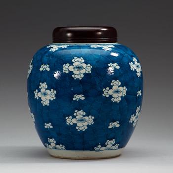 A blue and white jar, Qing dynasty, Kangxi (1662-1722),