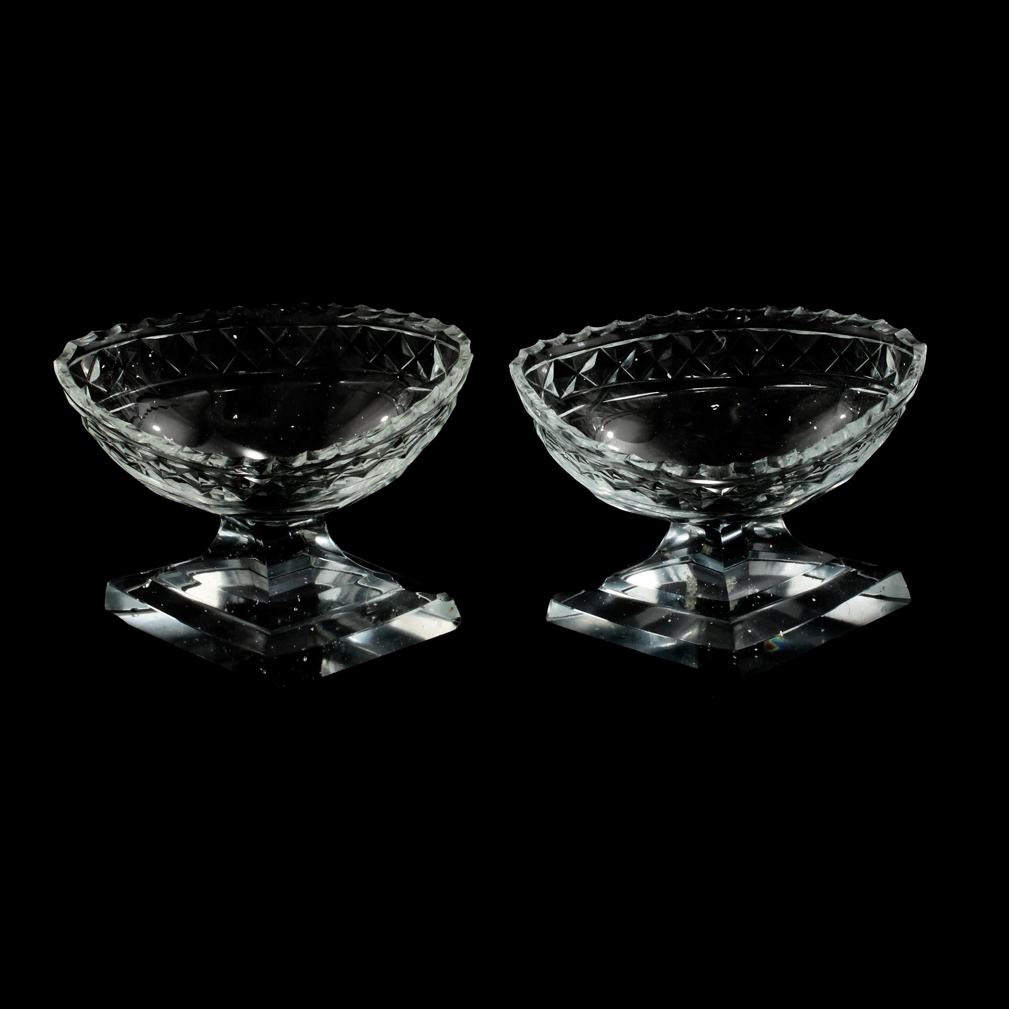 SALTKAR, ett par, glas, empire, 1800-talets första hälft.