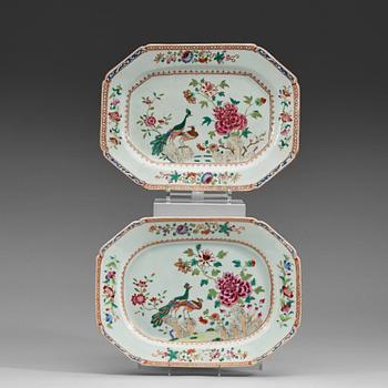 468. Two similar export porcelain famille rose porcelain octagonal serving dishes, Qing dynasty, Qianlong (1736-1795).