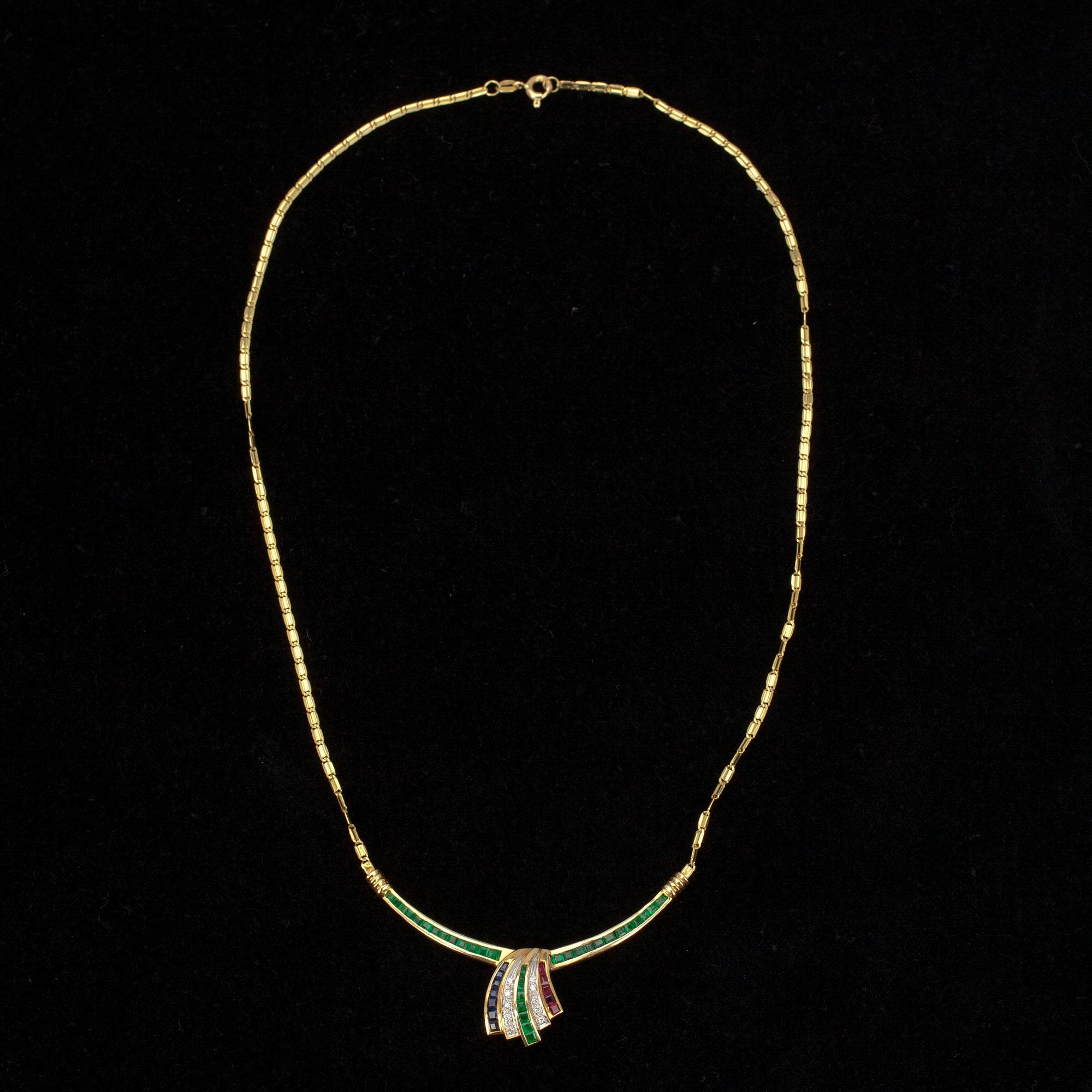 HALSSMYCKE, guld 18K, diamanter, smaragder, rubiner. Vikt 11 g.