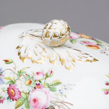 TERRIN med LOCK, porslin, 1900-tal.