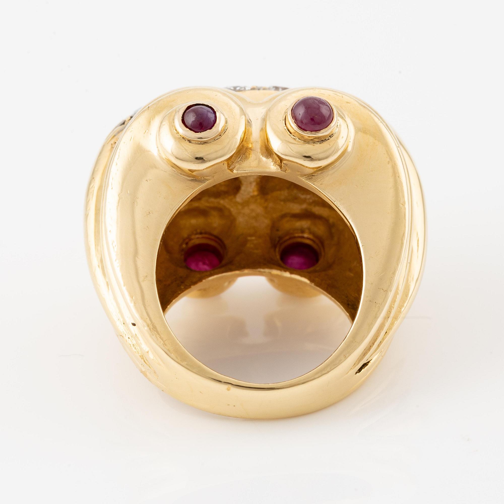 Ring 18K guld med runda briljantslipade diamanter och cabochonslipade rubiner.