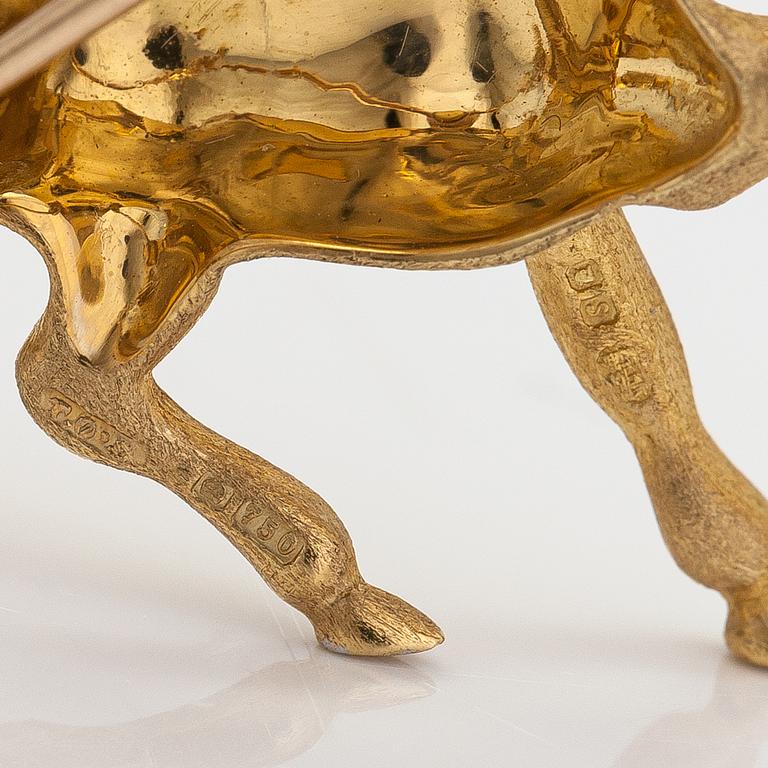 An 18K gold horse brooche with diamonds ca. 0.04 ct in total. United Kingdom.