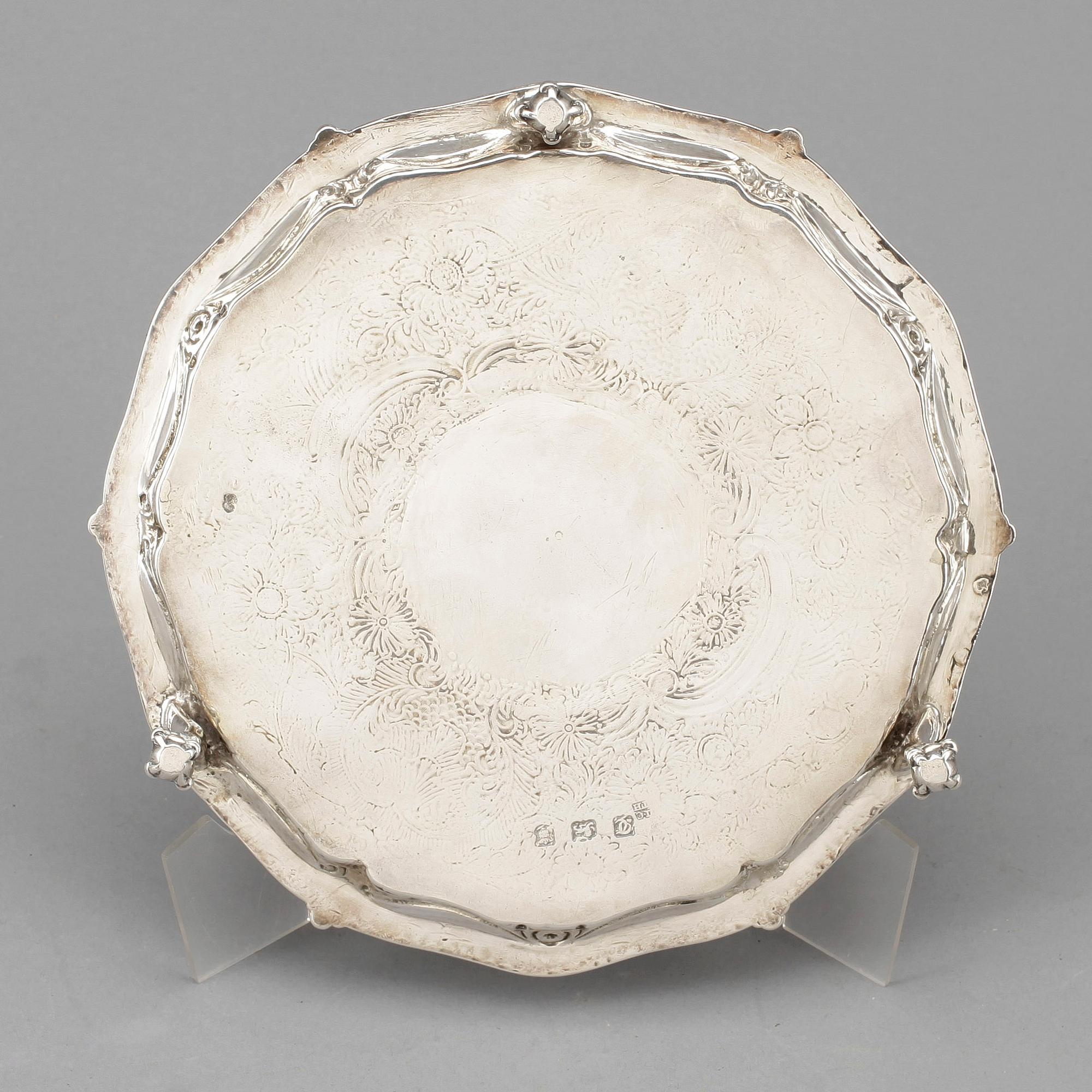 SALVER, silver, John Crouch I & Thomas Hannam, London 1774. Vikt ca 340 gram.