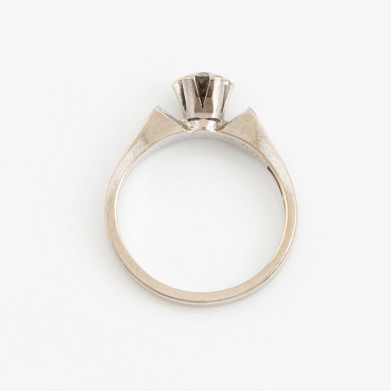 Ring 18K white gold with a round brilliant-cut diamond.