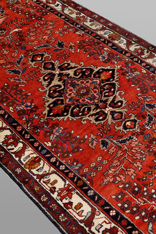 Gallerimatta, Hamadan, c 432 x 120 cm.