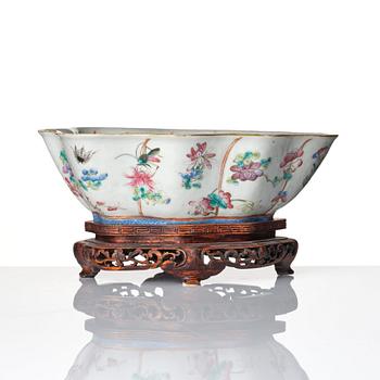 A famille rose leaf shaped dish, Qing dynasty.