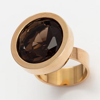 Elis Kauppi, A 14K gold ring with a smoky quartz. Kupittaan kulta, Turku 1972.