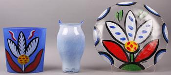VASER, 2 st, samt FAT, glas, Ulrika Hydman-Vallien. Kosta Boda. Sign.