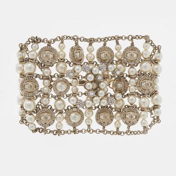 Chanel, A pearl and strass CC bracelet, 2020.