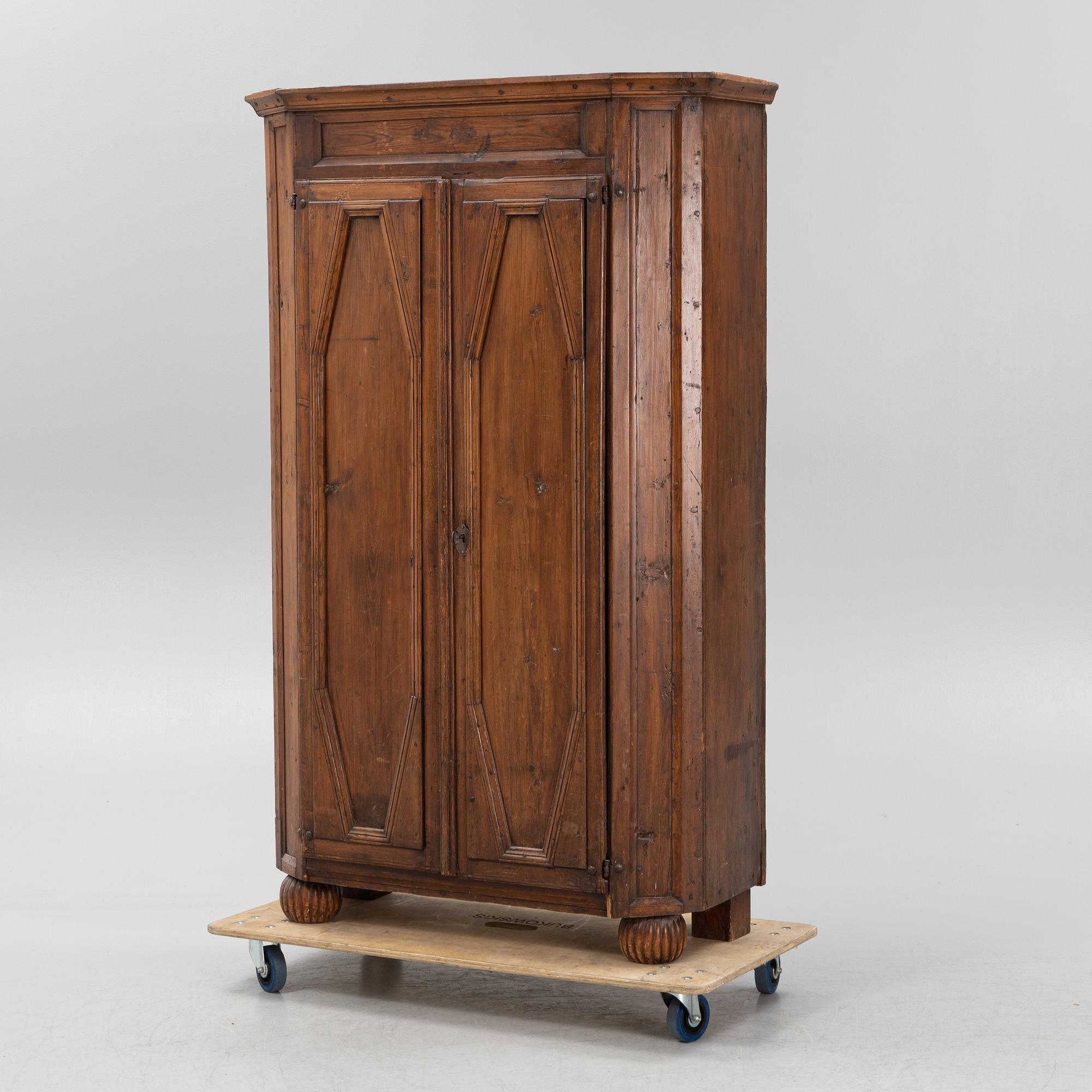 A pine cabinet, around the year 1800.