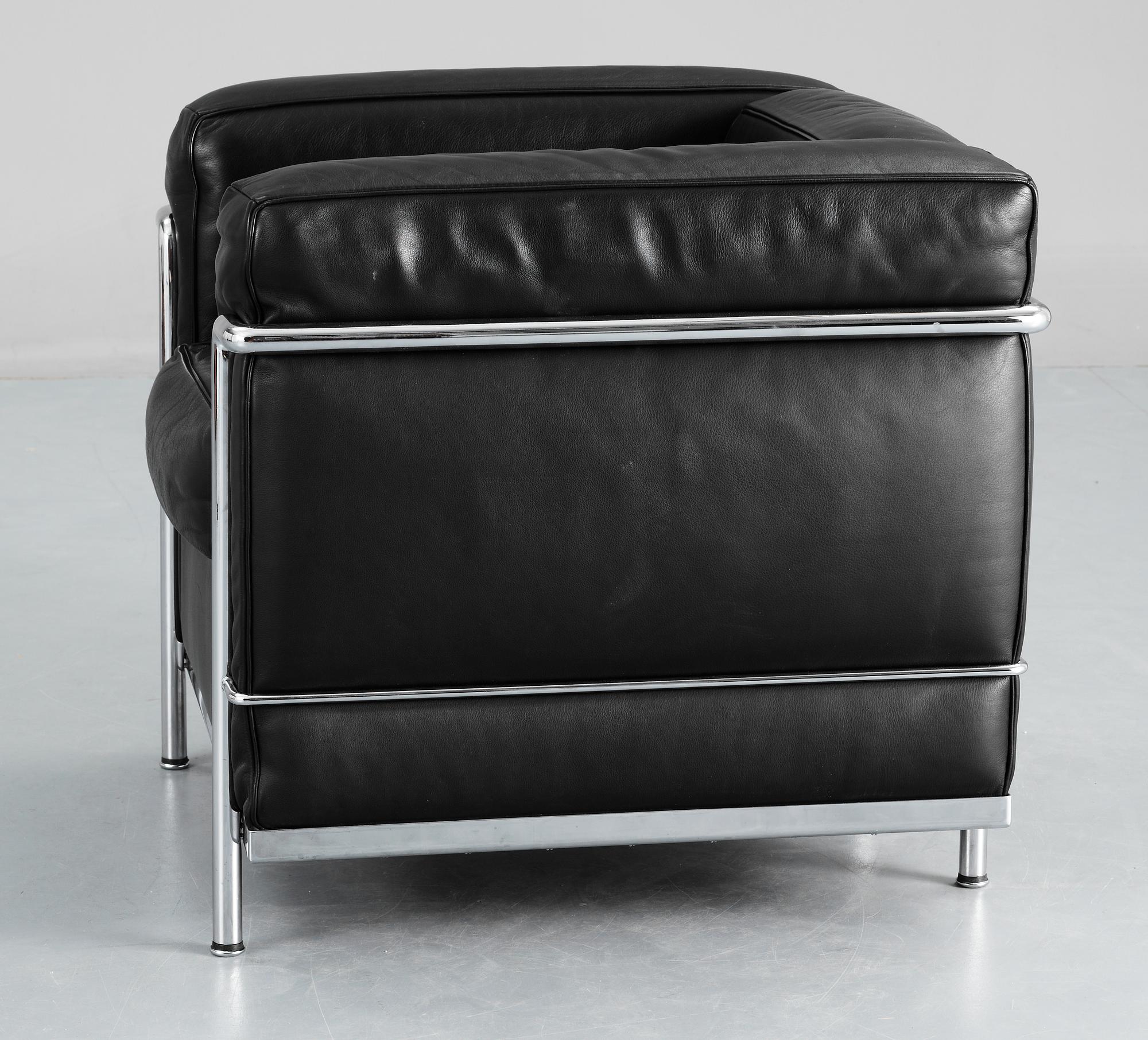 LE CORBUSIER, fåtöljer, ett par, "LC 2", Cassina, Italien.