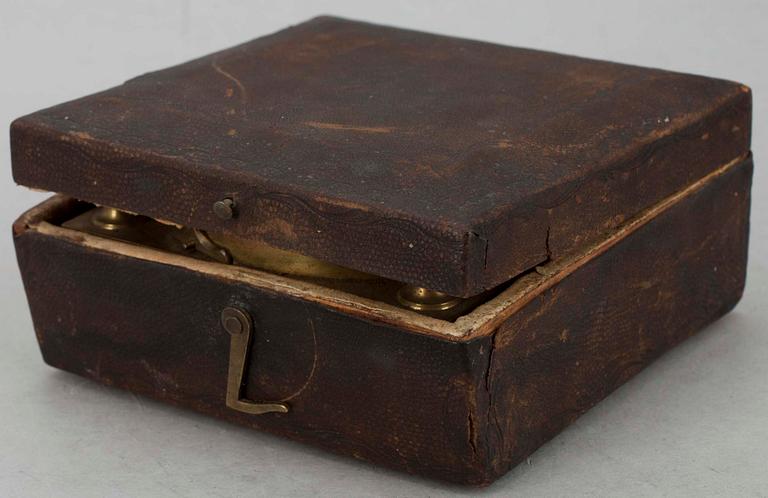 NAVIGATIONSINSTRUMENT, mässing, läderetui, 1800-tal.