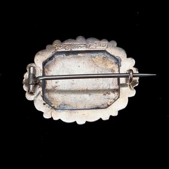 RINTAKORU, kultaa 18K, emalointikoristelu. Gustaf Lönnqvist, Porvoo 1860. Paino 4,1 g.