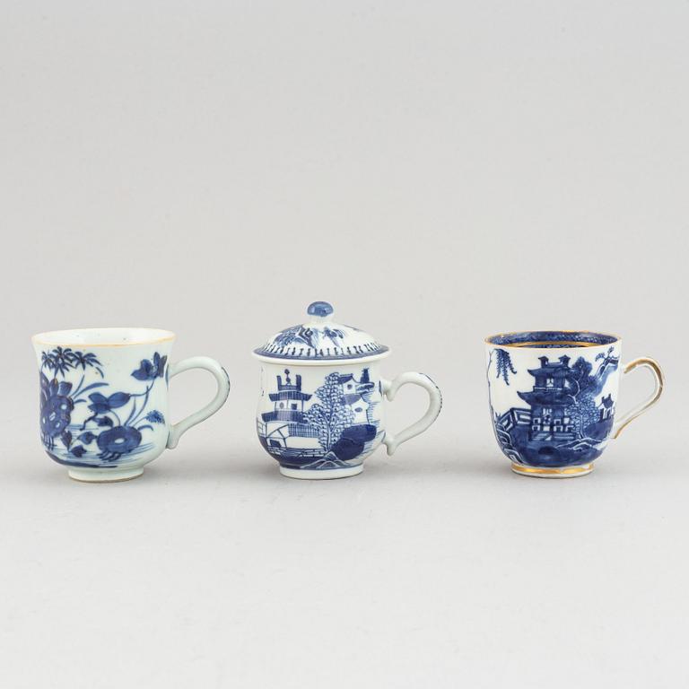 Eleven blue and white porcelain objects, Qing dynasty, 18th-19th century.