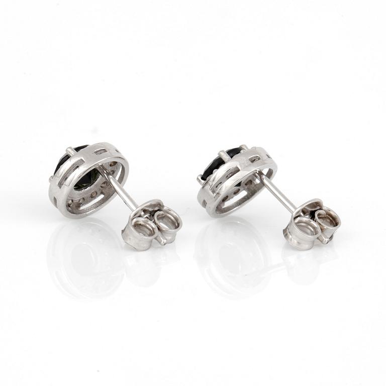 ÖRHÄNGEN, ett par, med gröna turmaliner totalt 1.04 ct och diamanter totalt 0.18 ct.
