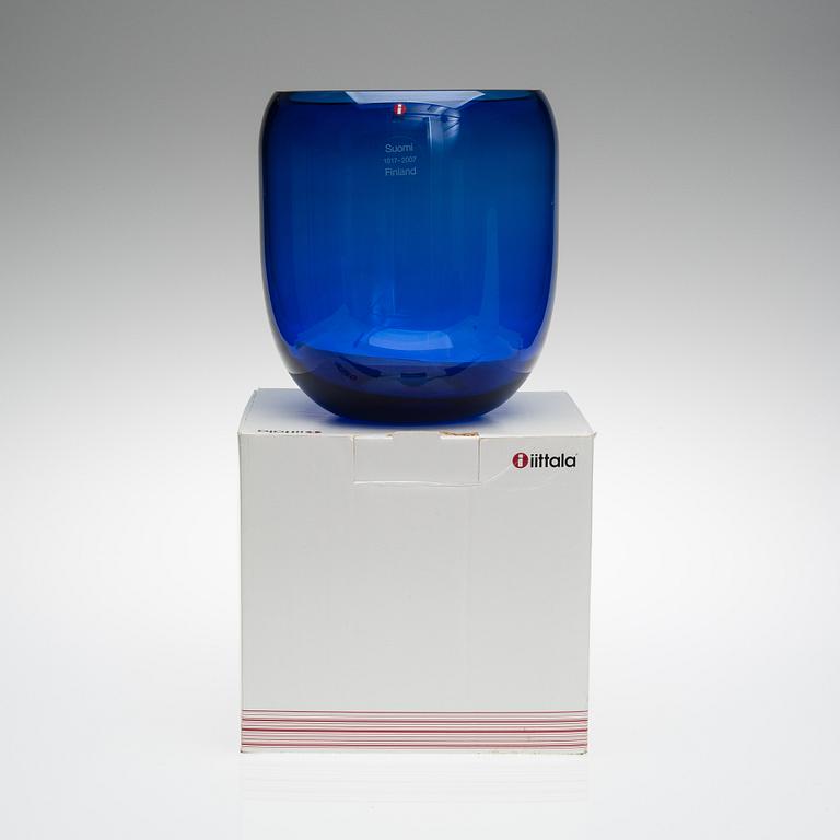 OIVA TOIKKA, SKÅL, glas, jubileumsskål Suomi Finland 90 år. Signerad O. Toikka, märkt Iittala.