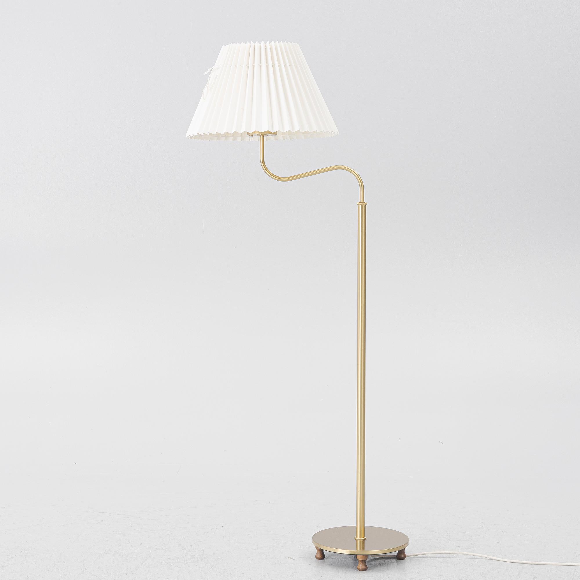 Josef Frank, golvlampa, modell G2568, "Lilla kamelen", Firma Svenskt Tenn.