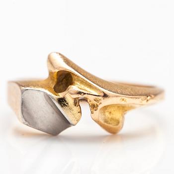 BJÖRN WECKSTRÖM, A 14K gold and platinum ring "Episode" and 18K gold earrings "Touch". Lapponia 1991.