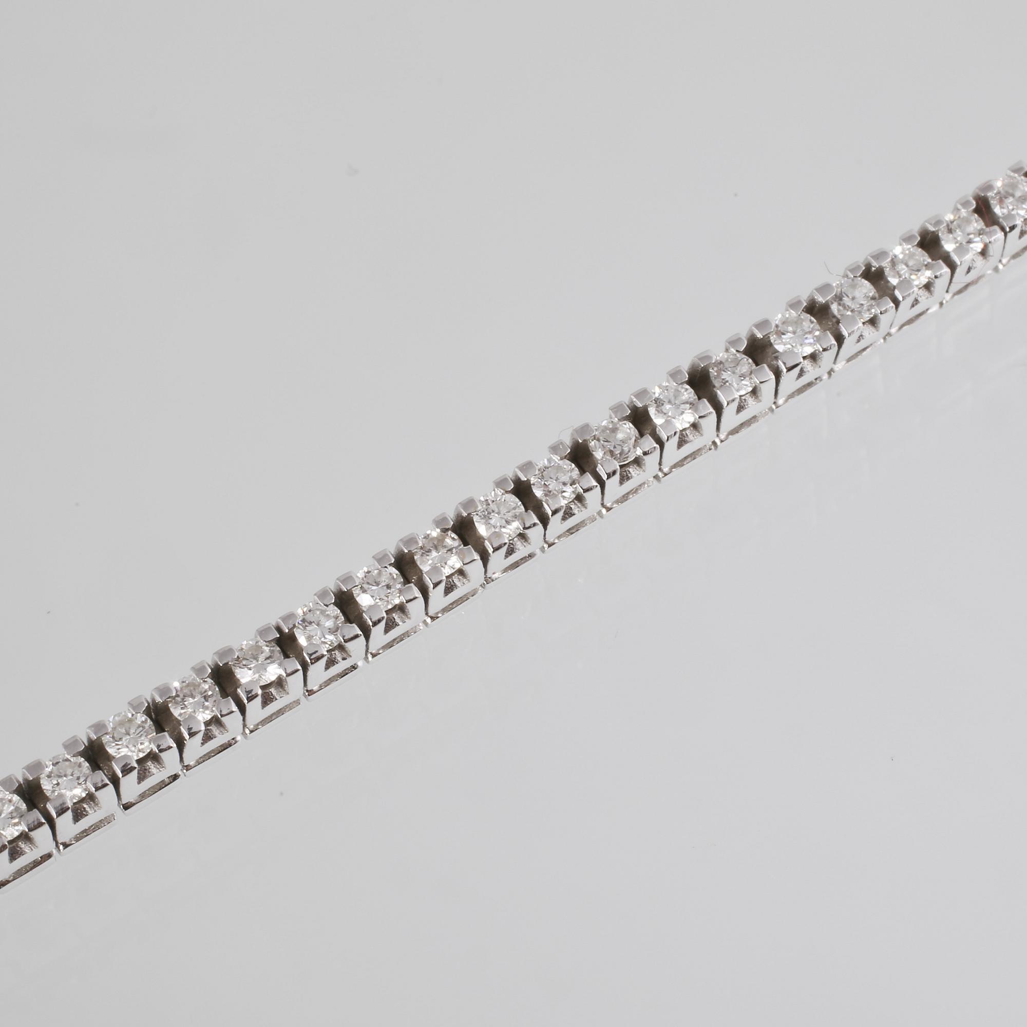 ARMBAND, 18k vitguld med briljantslipade diamanter, 1.72 ct. Vikt 12,4 g.