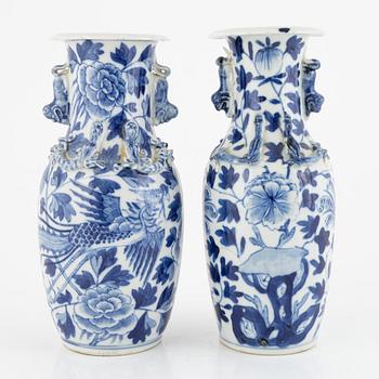 Two Chinese blue and white vases, 19th/20th century.