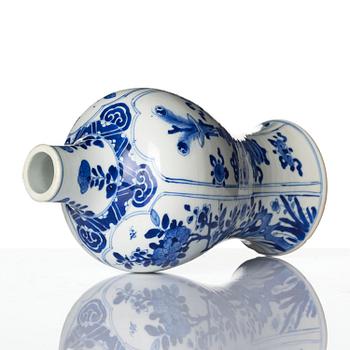 Vas, porslin. Qingdynastin, Kangxi (1662-1722).