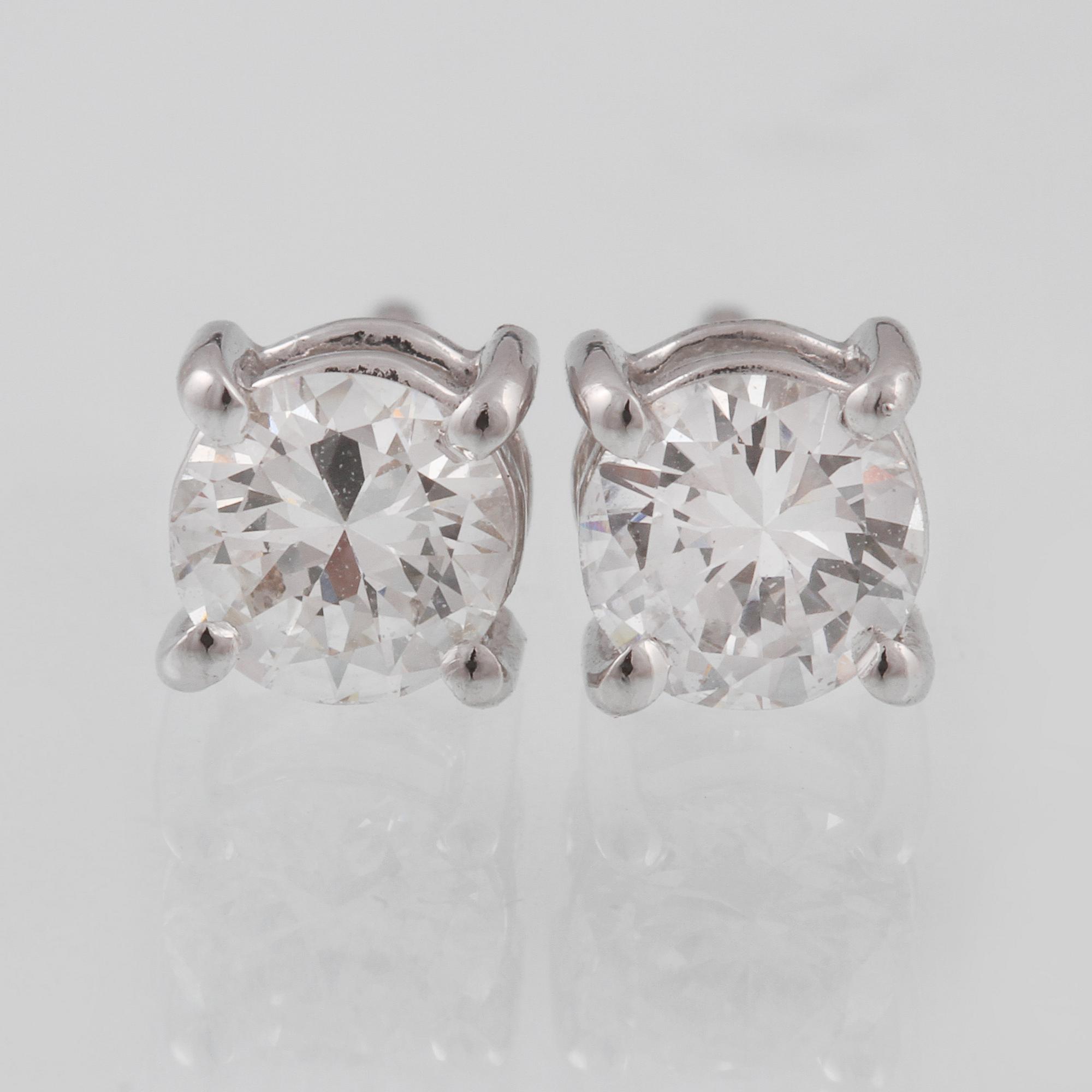 ÖRHÄNGEN, 18K vitguld med briljantslipade diamanter ca 0.69 ct. Vikt 1,6 gram.