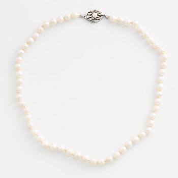 Pearl necklace, with cultured saltwater pearls, clasp in 18K white gold.