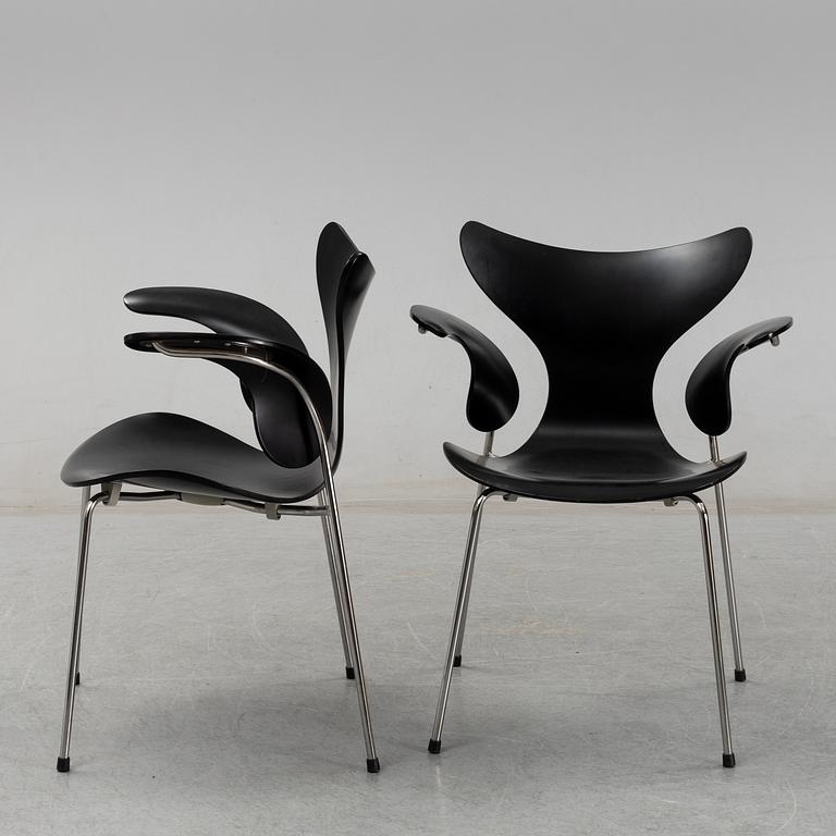 Arne Jacobsen, a pair 'Seagull' chairs, Fritz Hansen, Denmark, 2008.